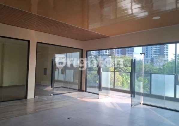 GEDUNG 3 LANTAI KAWASAN STRATEGIS GANDARIA JAKARTA SELATAN