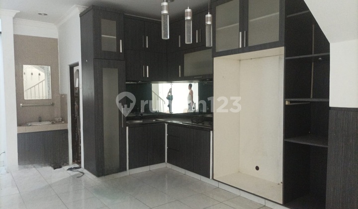 Rumah 2 Lantai di Perumahan Taman Aries Lokasi Strategis