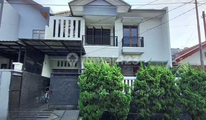 Rumah di Taman Aries cantik terawat Rumah di Taman Aries cantik terawat