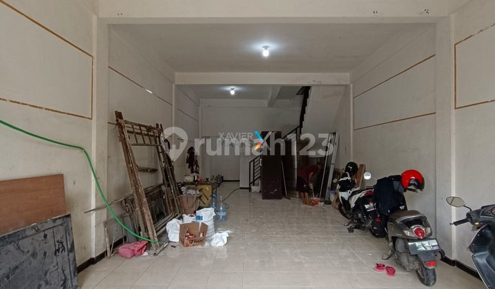 I83 3-Story Shop House + Mezzanine, Spacious Parking, Just a Step Away from Ijen Boulevard, Malang 2