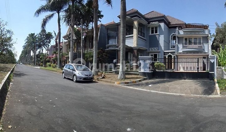 I33 For Rent Spacious House + Private Swimming Pool in Malang Raya