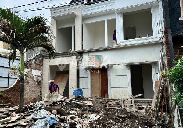 j044 Rumah Baru American Classic + Semi Furnished  2