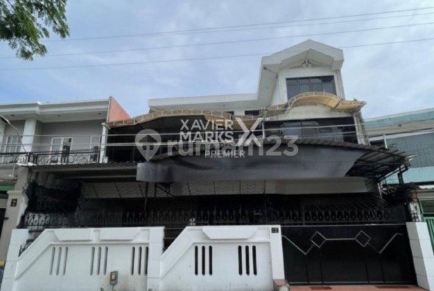 h130 Disewakan Rumah 3 Lt Bisa Untuk Usaha , Area Parkir Luas 