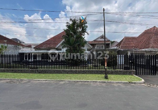 I61 Turun Harga ! Rumah Vintage Terawat Selangkah Dari Ijen Boulevard Malang I61 Turun Harga ! Rumah Vintage Terawat Selangkah Dari Ijen Boulevard Malang