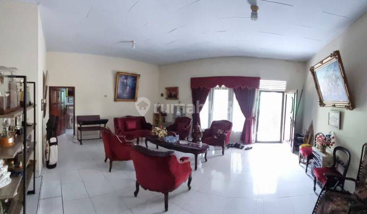 Rumah Dengan Halaman Dan Garasi Luas,lt 372m di Komp Kampus Expom 2