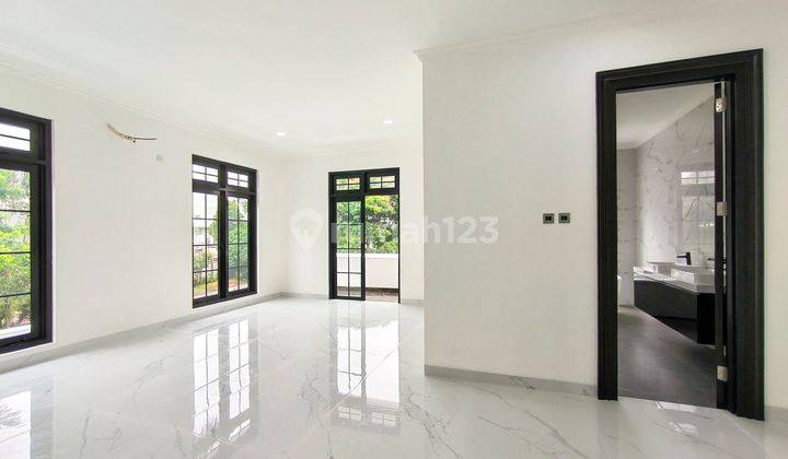 Rumah dengan Kolam Renang, Hoek di Kebayoran Residence Bintaro Jaya 2