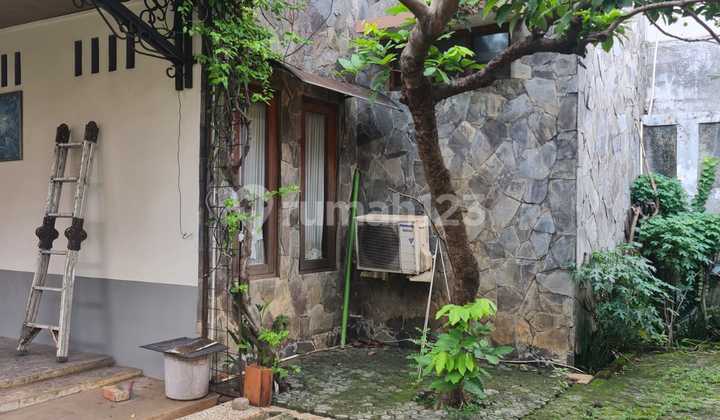 Ready-to-Live House with a Spacious Yard in Kepodang Bintaro Jaya Ready-to-Live House with a Spacious Yard in Kepodang Bintaro Jaya