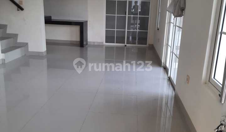 For Rent 6X15 Corner House in West Europe Green Lake City For Rent 6X15 Corner House in West Europe Green Lake City