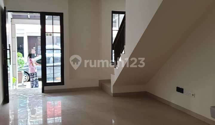 20 V Lk Disewakan Rumah 2 Lantai di Green Village