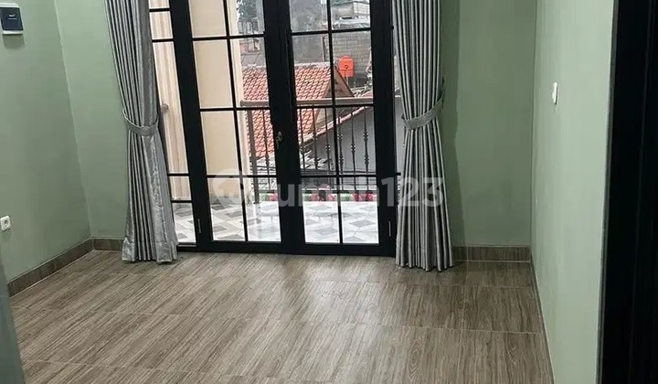 4 V Lk Dijual Rumah di Karang Tengah Furnish