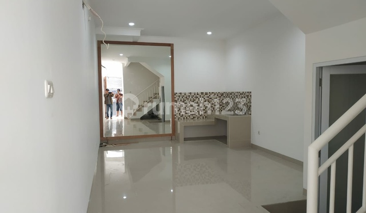 J Di sewakan Rumah dekat Jl.green ville  Ukuran : 4 x 20  1
