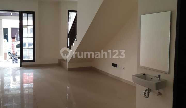 28 V Disewakan Rumah 4X12 2 Lantai di Cipondoh