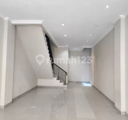 P For Rent Row of 4 Shophouses Facing Street in Green Lake City