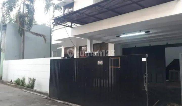 Dijual Cepat Rumah Kokoh Klasik di Jalan Anggrek Garuda 1