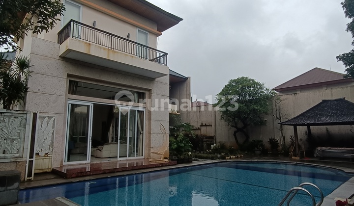 Fasilitas Kolam Renang Rumah Mewah 3 Lantai Siap Huni Dekat Pintu Tol Bebas Banjir