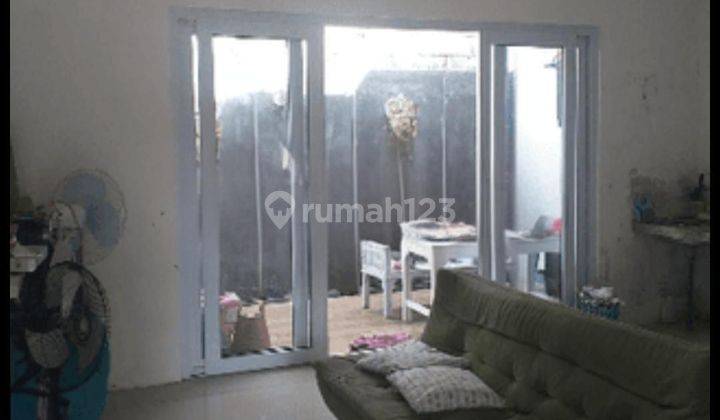ruang keluarga rumah tengah kota siap huni