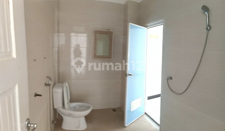 Large house in the new city center, ready to use, near the airport, near the port, near the toll road, for rent in beautiful West Semarang, Semarang.