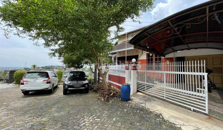 tampak depan rumah tengah kota semarang siap