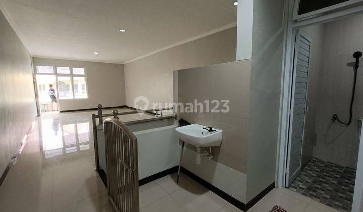 Ruko baru strategis ramai tengah kota Semarang siap pakai dekat simpang lima dekat Undip pleburan dijual di Pleburan Semarang tengah 6