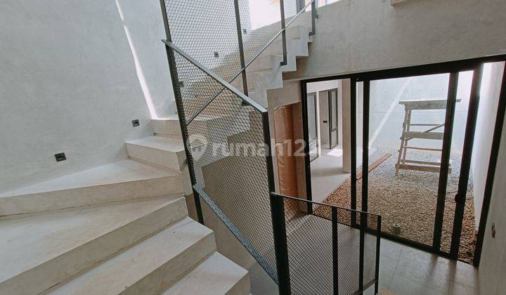 Rumah baru modern minimalis tengah kota Semarang ada view bagus daerah elit dekat sekolah internasional dekat Akpol dekat tol siap huni dijual di Gajahmungkur Semarang atas