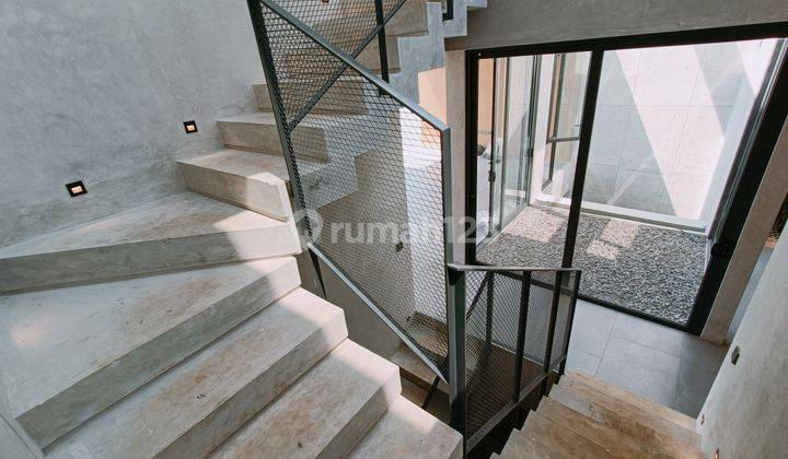 Rumah baru modern minimalis tengah kota Semarang ada view bagus daerah elit dekat sekolah internasional dekat Akpol dekat tol siap huni dijual di Gajahmungkur Semarang atas