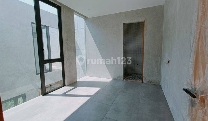 Rumah baru modern minimalis tengah kota Semarang ada view bagus daerah elit dekat sekolah internasional dekat Akpol dekat tol siap huni dijual di Gajahmungkur Semarang atas