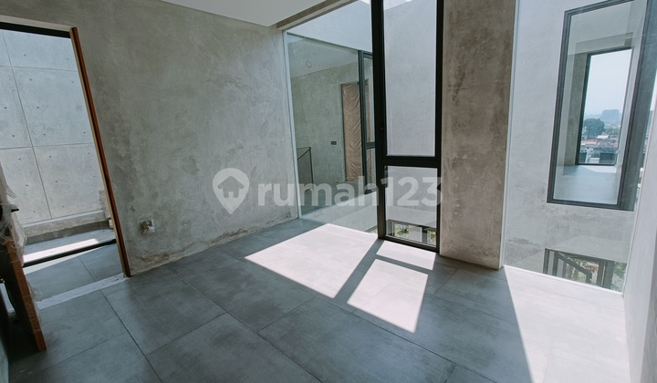 Rumah baru modern minimalis tengah kota Semarang ada view bagus daerah elit dekat sekolah internasional dekat Akpol dekat tol siap huni dijual di Gajahmungkur Semarang atas
