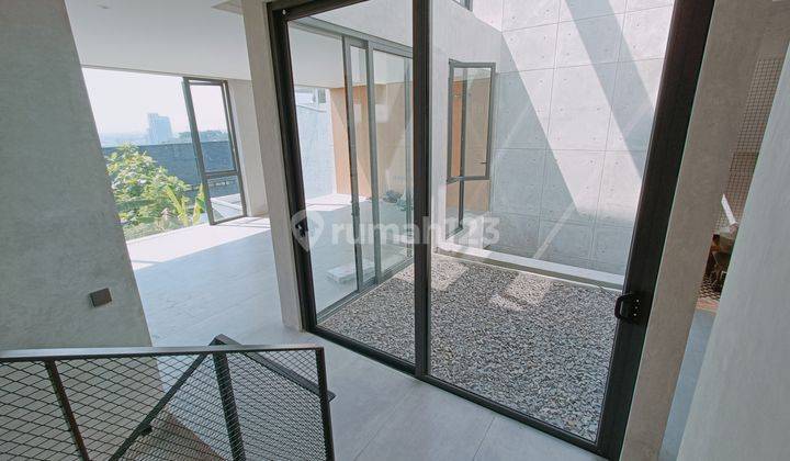 Rumah baru modern minimalis tengah kota Semarang ada view bagus daerah elit dekat sekolah internasional dekat Akpol dekat tol siap huni dijual di Gajahmungkur Semarang atas