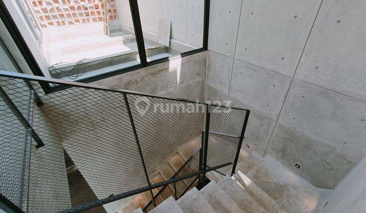 Rumah baru modern minimalis tengah kota Semarang ada view bagus daerah elit dekat sekolah internasional dekat Akpol dekat tol siap huni dijual di Gajahmungkur Semarang atas