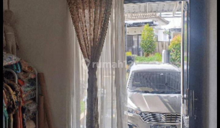 ruang tamu rumah tengah kota siap huni