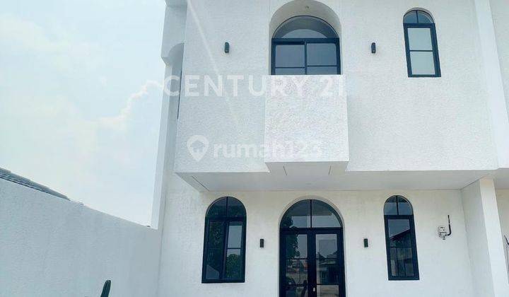 RUMAH TOWNHOUSE DESAIN SPANISH DI CILANGKAP JAKARTA TIMUR  1