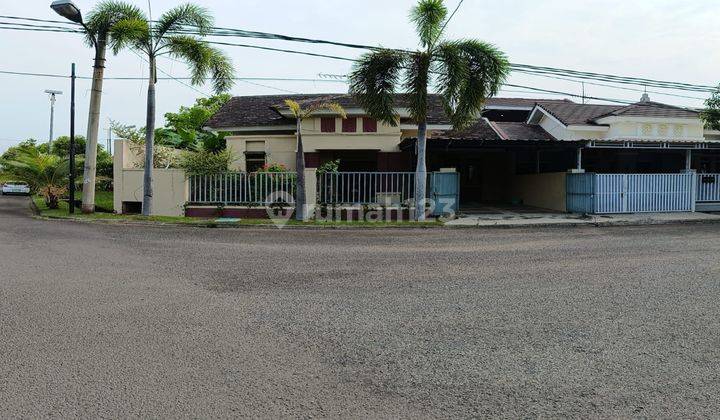 Rumah Hoek di Cluster Aralia Lokasi Row Jalan 3 Mobil 1