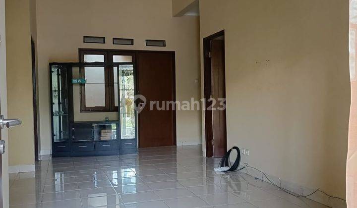 Rumah Hoek di Cluster Aralia Lokasi Row Jalan 3 Mobil 2