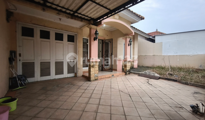 Spacious House on a Wide Road at Harapan Indah Green Boulevard, Bekasi 2