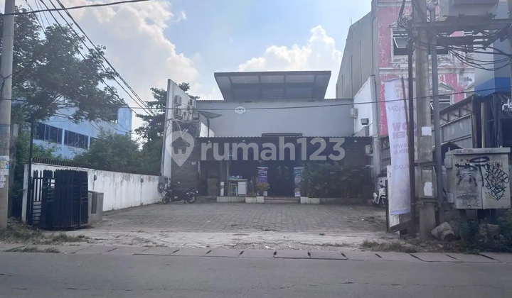 FOR RENT: 2-STORY SHOP HOUSE, STRATEGIC LOCATION IN PEKAYON JAYA, BEKASI
