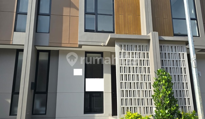 Disewakan Rumah di Summarecon Crown Gading Cluster Viola 2