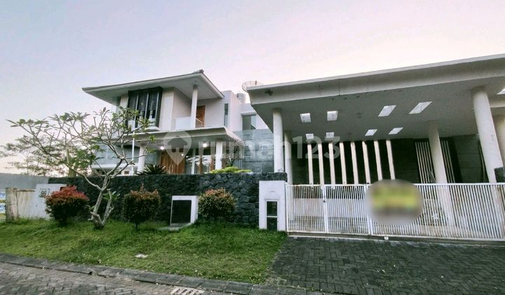 Two-Story House in Araya Malang with Private Swimming Pool Two-Story House in Araya Malang with Private Swimming Pool