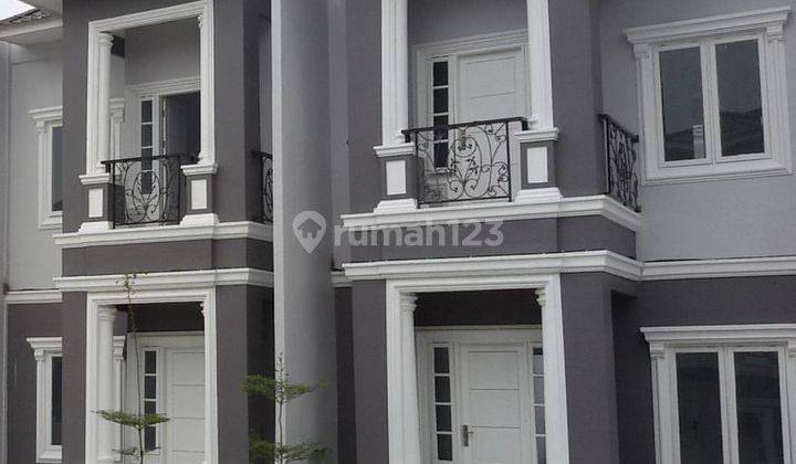 Rumah 2 Lantai 3 Kamar Tidur Di Komplek Dengan Kolam Renang 1