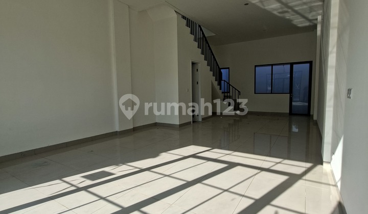 For sale fast 3-story shop house, 5 meters wide, facing Bintaro Boulevard, South Tangerang, super fresh, ready to occupy.