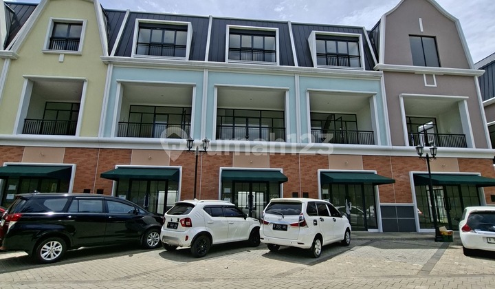 For sale fast 3-story shop house, 5 meters wide, facing Bintaro Boulevard, South Tangerang, super fresh, ready to occupy.