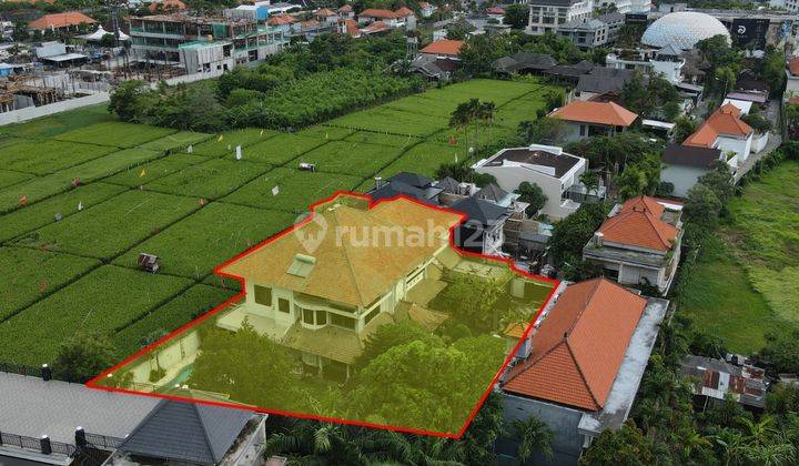 Rumah Tropis Artistik Dengan Kebun Luas di Batu Belig, Seminyak 1