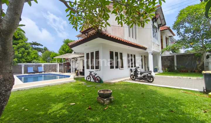 Grand Villa with Spacious Yard in Puri Gading Jimbaran Grand Villa with Spacious Yard in Puri Gading Jimbaran
