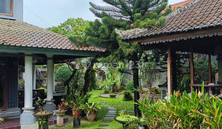 Rumah Tropis Artistik Dengan Kebun Luas di Batu Belig, Seminyak 2