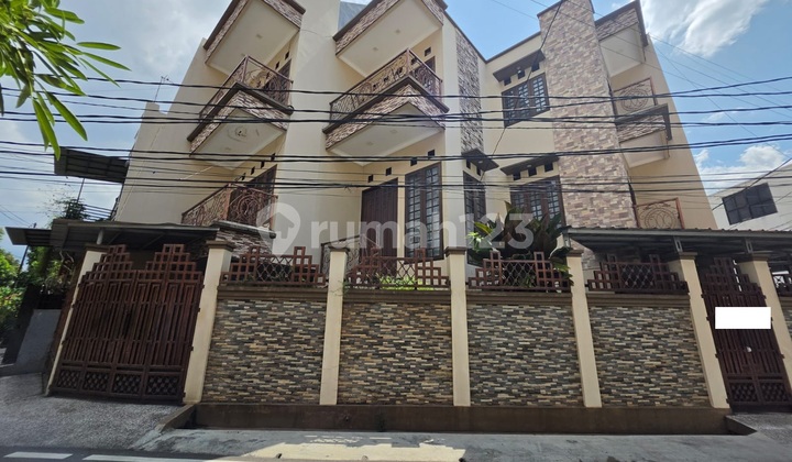Rumah Mewah 3 Lantai di Pondok Kelapa Jakarta Timur Rumah Mewah 3 Lantai di Pondok Kelapa Jakarta Timur