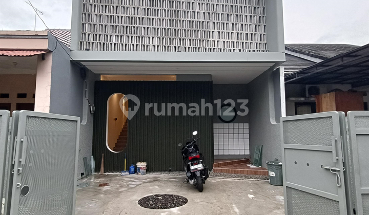 DIJUAL RUMAH MODERN ELEGAN BARU 2 Lantai Siap Huni Dalam Komplek Perumahan Cipayung Jakarta Timur