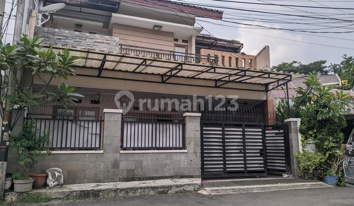 Quick Sale House in Tebet Timur, strategic location and close to offices in South Jakarta.