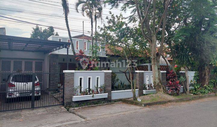 Rumah terawat siap huni dengan akses jalan besar  1