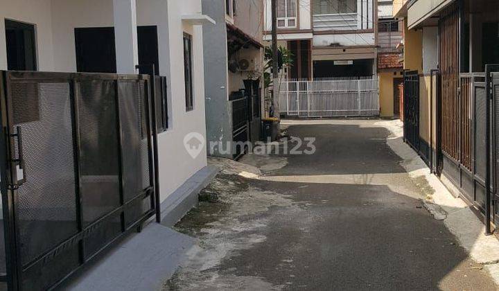 Dijual Rumah Siap Huni Di Dalam Komplek, Bangunan Baru Di Renovasi, Bebas Banjir Dan 5 Menit Ke Tol Tb. Simatupang Tidak Jauh Dari Krl Dan Bus Trans
 1