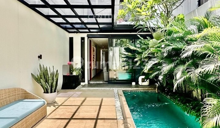 Dijual Rumah Hommy dengan Kolam Renang Pribadi Dalam Town House 2