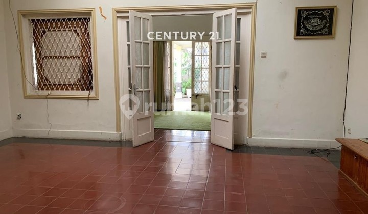 Rumah Hook Dipinggir Jalan Protokol Hitung Tanah di Area Menteng 2